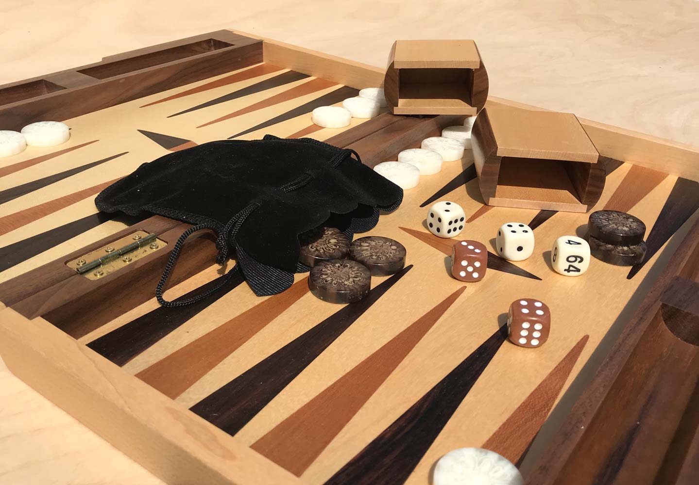 Backgammon Set in solid wood - Walnut & Maple